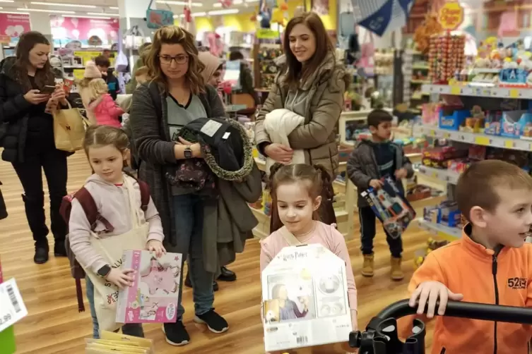 Vier Kinder durften sich bei einer Einkaufstour mit Emmi ihre Herzensw&uuml;nsche erf&uuml;llen. 