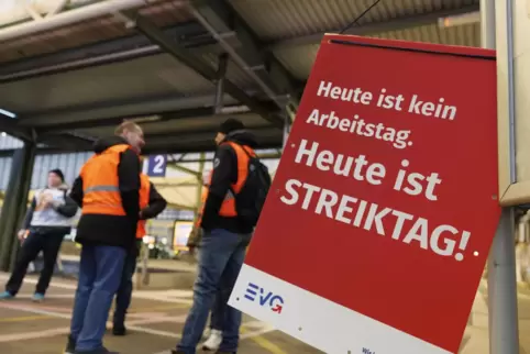 Die Gewerkschaft EVG hat zum Warnstreik aufgerufen. 