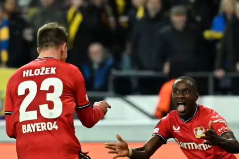 Echte Freude: Adam Hlozek (l)inks) und Moussa Diaby feiern Leverkusens Triumph.