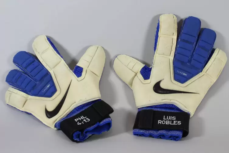 Luis Robles’ Handschuhe, die auf Ebay für 35 Euro inklusive Versand zu haben waren und die eine Besonderheit aufweisen: Auf dem 