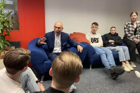 „Seid kreativ für mich“: Terry Swartzberg im Gespräch mit Schülern des Paul-von-Denis-Gymnasiums. 