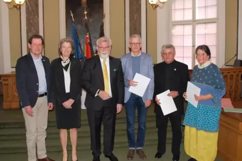 Bekamen vom rheinland-pfälzischen Justizminister Herbert Mertin (Dritter von links) und im Beisein der Präsidentin des Landgeric