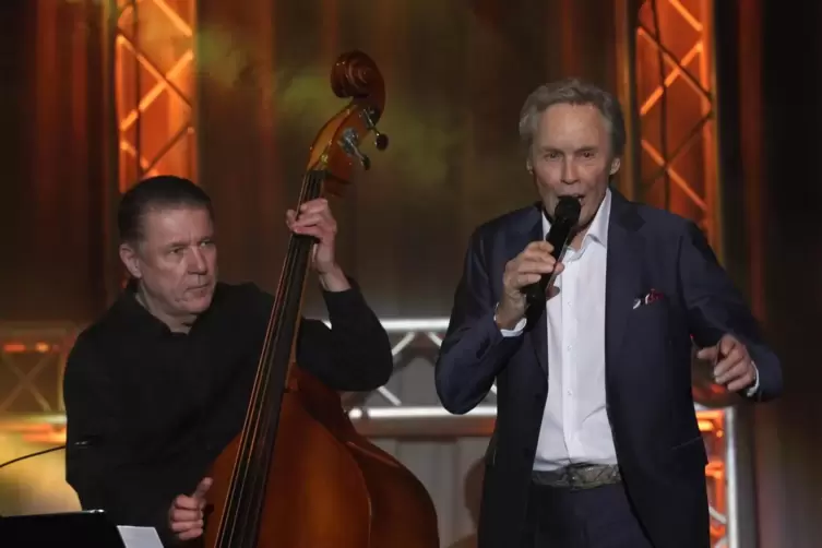 Als Peter Kraus (rechts) beschloss, nur noch vom Kontrabass begleitet zu singen, sagte Wolfgang Diekmann: „Na gut, dann kaufe ic
