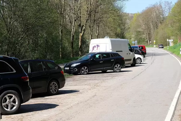 Am Freitagmorgen standen Autos der Anwohner stehen noch im Weg. 