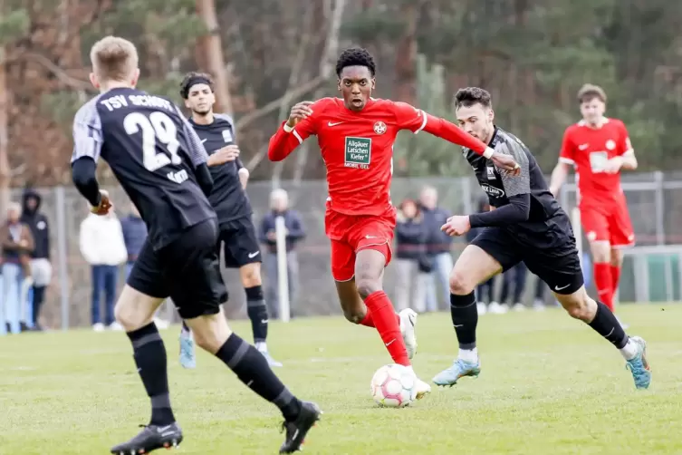Vom Tabellenführer Schott Mainz trennte sich die U21 des FCK mit einem 2:2-Unentschieden. Hier setzt sich Phinees Bonianga vom F