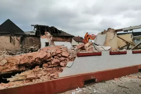 War nicht mehr zu retten: Die alte und zuletzt marode Turnhalle des Turnvereins 03 Ramstein wird abgerissen. 