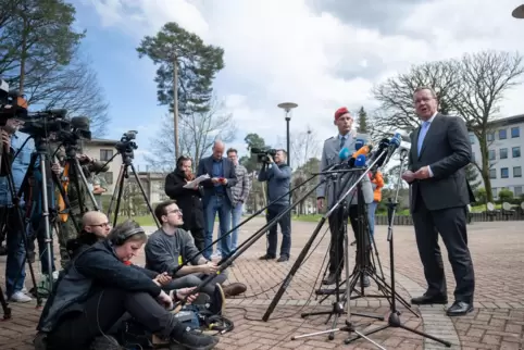 Verteidigungsminister Boris Pistorius (SPD) spricht auf der US-Airbase Ramstein zu Journalisten.
