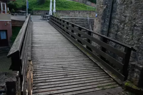 Die Schäden an der Holzbrücke, die zur Burg Falkenstein führt, waren schon 2021 deutlich sichtbar. 
