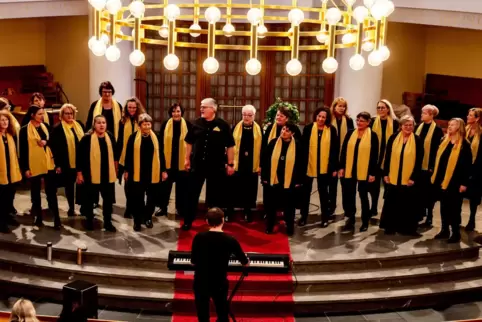 Ein Sänger umringt von Frauen: Die Voices at Heaven suchen dringend männliche Unterstützung.