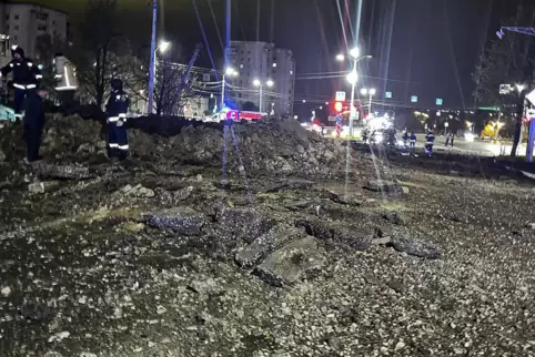 Der Bombenkrater an einer Straßenkreuzung in Belgorod. 