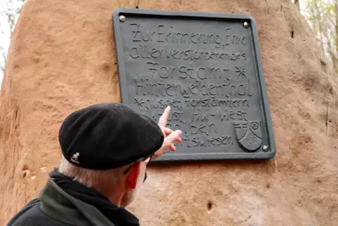 Stätte der Erinnerung: Forstamtsleiter Michael Grünfelder deutet auf die Plakette am Sandstein.