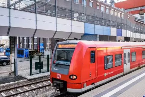 Züge der S-Bahn-Rhein-Neckar fahren auf das Werksgelände der BASF. 