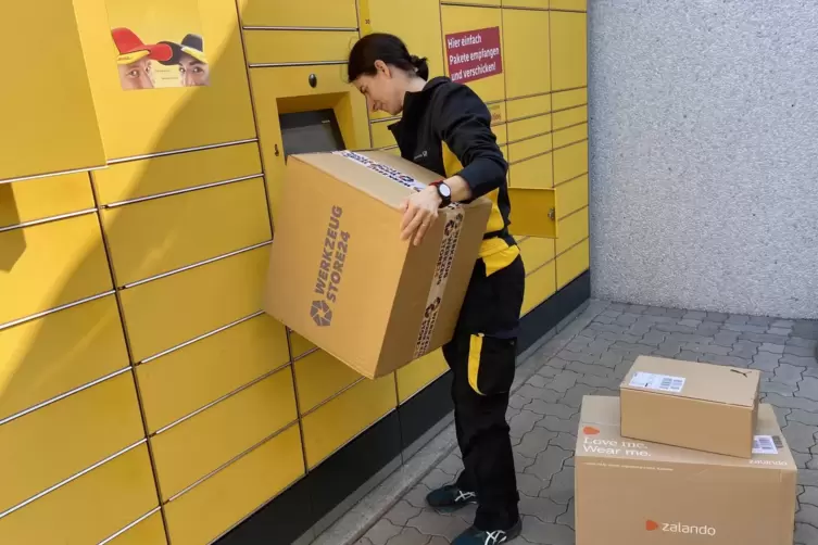 Pakete werden nicht nur an die Haust&uuml;r geliefert, sondern auch an Packstationen. Diese zu f&uuml;llen und zu leeren, geh&ouml;rt f&uuml;r viele