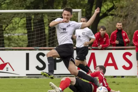 Eric Stegmann (links) von der SpVgg Gauersheim und seine Teamkollegen sind in der Partie beim SV Katzweiler Außenseiter. 