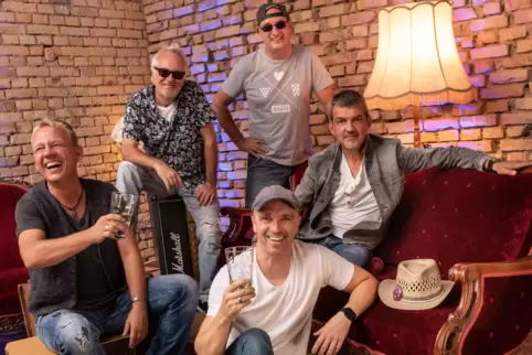 29 Jahre Schorlerock: Grabowsky (von links) mit Olli Herrmann, Alex Hüther, Jürgen Hauser, Erhan Yilmazlar und Chris Gass (vorne 29 Jahre Schorlerock: Grabowsky (von links) mit Olli Herrmann, Alex Hüther, Jürgen Hauser, Erhan Yilmazlar und Chris Gass (vorne