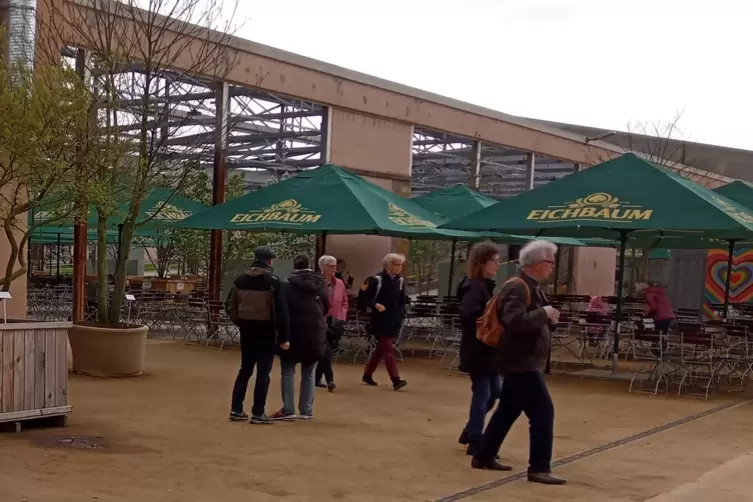 Im Biergarten ist am Freitag nicht viel los.