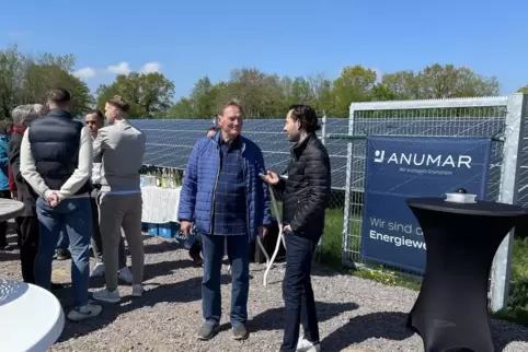 Anumar-Gebietsleiter Herm (rechts) im Gespräch mit Ortsbürgermeister Peter Beutel vor dem Solarpark Winden der Firma Anumar. 