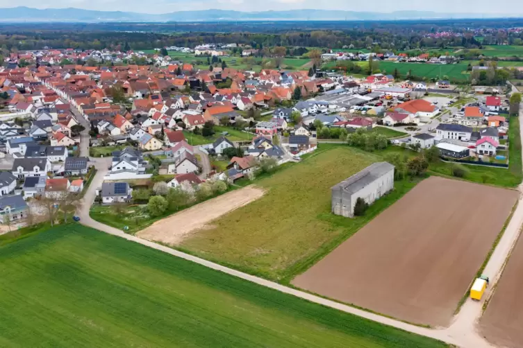 Hier sollen die Kita und 15 Bauplätze für Wohnhäuser entstehen: Östlicher Ortsrand von Harthausen. 