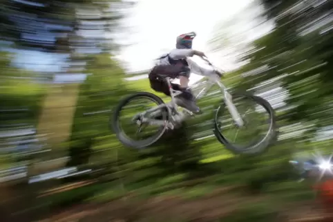 Beliebter Freizeitspaß bei Jugendlichen: Mountainbike-Fahren. Beliebter Freizeitspaß bei Jugendlichen: Mountainbike-Fahren.