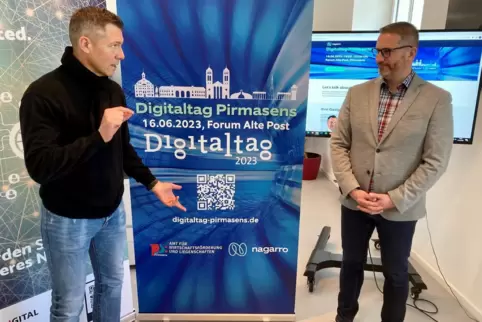 Der Pirmasenser Wirtschaftsförderer Mark Schlick (links) und Kai Rickhoff von Nagarro trommeln für den zweiten Digitaltag in Pir