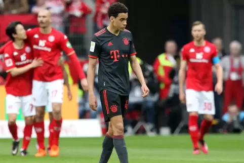 Bedient: Bayerns Jamal Musiala verließ nach dem Abpfiff mit hängendem Kopf den Rasen, während die Mainzer jubelten. 