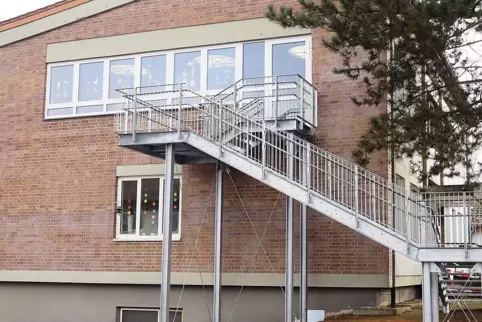 Eine ähnliche Fluchttreppe wie diese soll an der Außenwand der Grundschule errichtet werden.