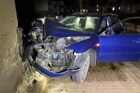 20.000 Euro Schaden richtete der Mazda-Fahrer an seinem Auto, einem Zaun, einer Mauer und einer Garage an. 