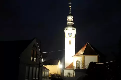 Ein Bild aus dem Archiv: Die beleuchtete Martinskirche in Gönnheim. 