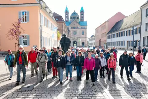 Los geht’s: Teilnehmer der Aktion „Die Pfalz wandert für den Dom“ an der Statue des Jakobspilgers in Speyer. 