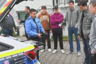 Bei der Demonstration der Ausrüstung von Nicholas Minikus schauen die Jugendlichen ganz genau hin. 