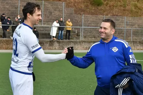 Thorsten Lahm (hier rechts noch als Trainer des FK Pirmasens II, mit Patrick Hildebrandt) ist nicht mehr Trainer beim Traditions