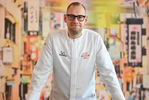 Daniel Schimkowitsch ist in Oberbayern aufgewachsen. Seit 2014 ist der Spitzenkoch in der Pfalz. Die Landküche in der Region wei