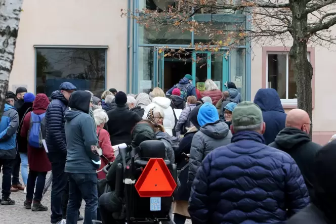Anstehen für eine Spritze: Noch nie sind so viele Menschen auf einmal geimpft worden wie in der Corona-Pandemie. Anstehen für eine Spritze: Noch nie sind so viele Menschen auf einmal geimpft worden wie in der Corona-Pandemie.