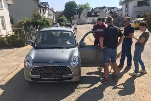 Knapp 20 Autos hat Gebrauchtwagenhändler Andreas Kayser (zweiter von rechts) für die Flutopfer im Ahrtal fahrtüchtig gemacht und