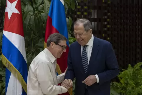 Bei alten Freunden: Sergej Lawrow (rechts), Außenminister von Russland, und Bruno Rodriguez, Außenminister von Kuba, reichen sic