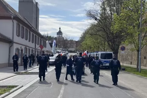 Unter Polizeibeobachtung: der Fackelmarsch in der Dr.-Edeltraud-Sießl-Allee. Unter Polizeibeobachtung: der Fackelmarsch in der Dr.-Edeltraud-Sießl-Allee.