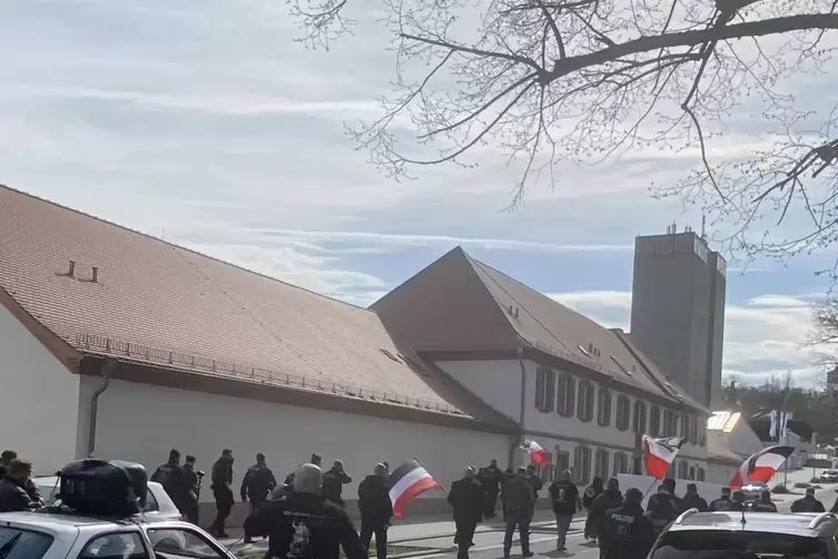 Unter Polizeibeobachtung: der Fackelmarsch in der Dr.-Edeltraud-Sie&szlig;l-Allee. 