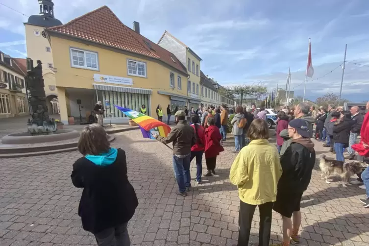 Am Mozartbrunnen fanden sich die Gegendemonstranten ein.