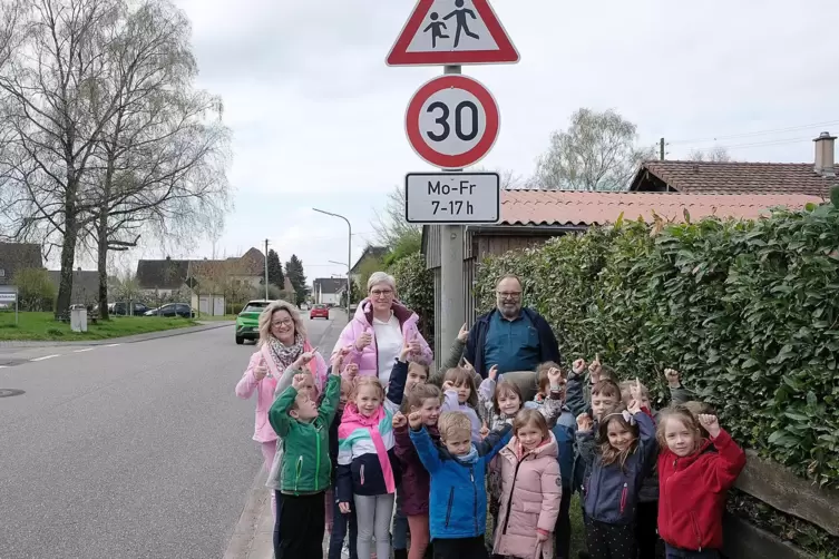 Mörsbacher Kita-Kinder vor dem neuen 30er-Schild in der Höhenstraße. Hinten von links Erzieherin Gabriele Feß, Kita-Leiterin Dan