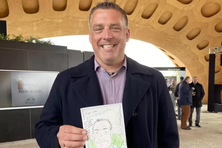 Kreisbeigeordneter Volker Kn&ouml;rr aus Waldsee hat sich getraut und von Boiselle zeichnen lassen.