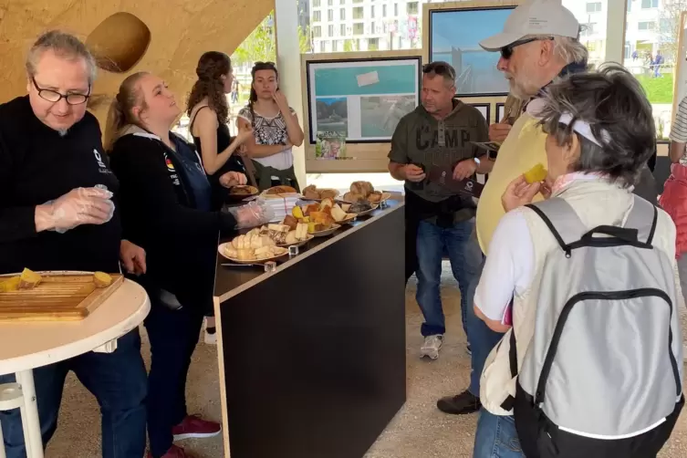  Brot- und Weintasting mit B&auml;ckereien und Winzern aus Lambsheim und He&szlig;heim.