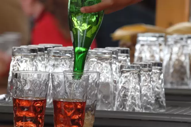 Von der Flasche ins Glas: Wie eine Schorle entsteht. Von der Flasche ins Glas: Wie eine Schorle entsteht.