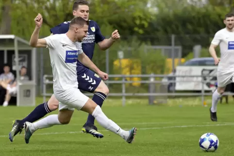 Fußgönheims Leotrin Kqiku (weißes Trikot) erzielt das 1:0.