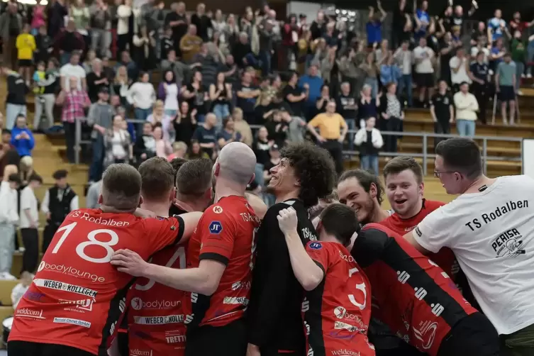 Überschwängliche Freude: Die TSR-Handballer feiern mit ihren Fans den Sieg gegen den Tabellenführer und den direkten Wiederaufst