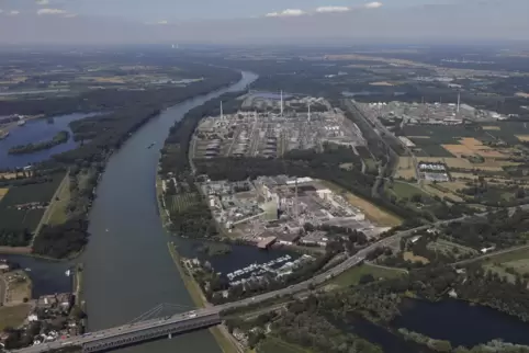 Nördlich (auf dem Bild oberhalb) der Rheinbrücke ist eine zweite geplant.