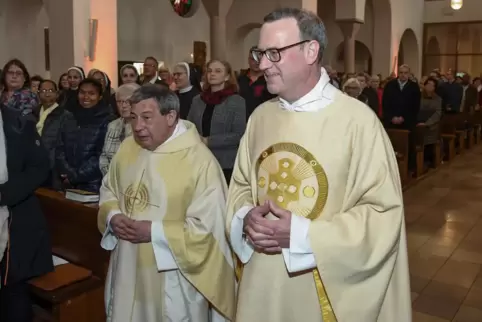 Die Gemeinde der Pfarrei Heilige Dreifaltigkeit empfing Andreas Rubel (rechts) mit herzlichem Beifall. 