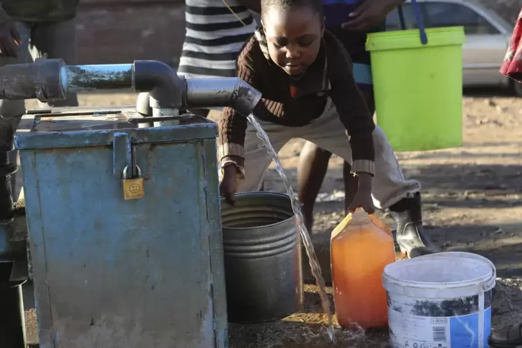In vielen Ländern Afrikas ist sauberes Trinkwasser ein wertvolles Gut und kommt nicht einfach im Haus aus der Leitung. 