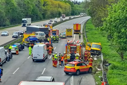 Die A5 bei Bruchsal ist nach einem Unfall mit mehreren Fahrzeugen vollgesperrt. 