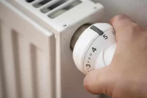 Um Heizkosten zu sparen, kann man die Raumtemperatur absenken. Wichtiger aber ist langfristig, wie die Wärme erzeugt wird. 