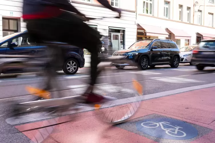 Viele Radfahrer fühlen sich unsicher. Sie kritisieren zu schmale Radwege, zu viele auf Radstreifen parkende Autos sowie Unfallge